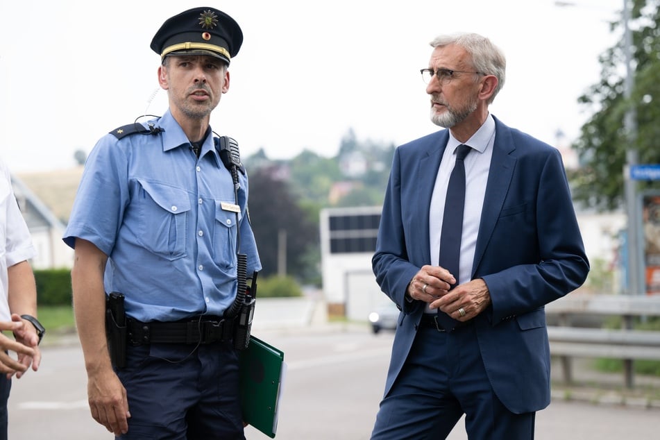 Martin Gebhardt (l.), Leiter des Polizeireviers Freital-Dippoldiswalde, spricht an der Bundesstraße 170 mit Armin Schuster (63, CDU), Innenminister von Sachsen.