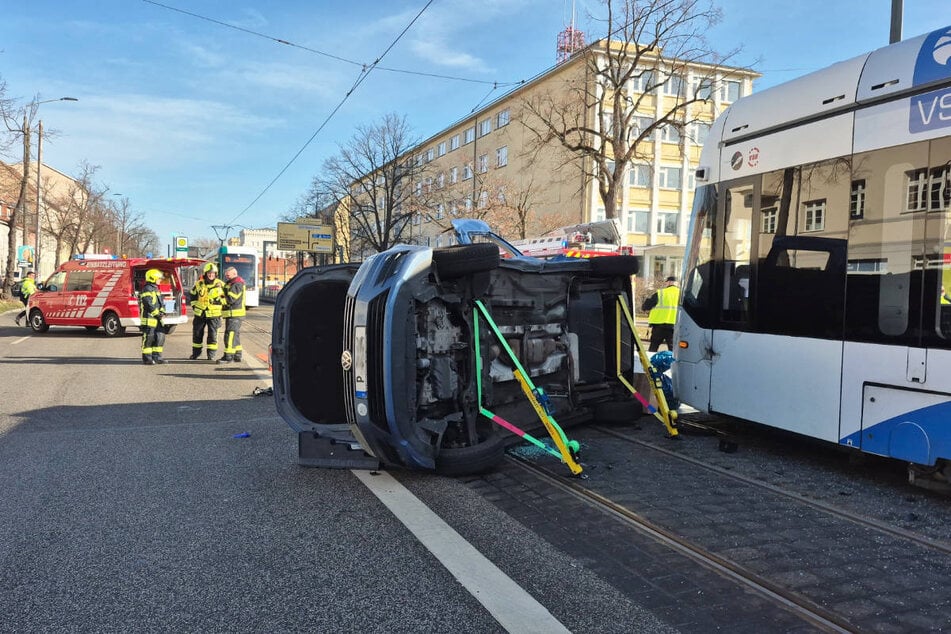 Der VW Caddy ist durch den Zusammenstoß mit der Tram auf die Seite gekippt.