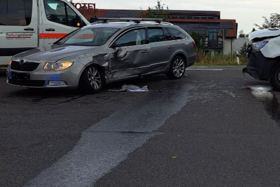 Heftiger Crash mit drei Verletzten: Unfallverursacherin eingeklemmt!