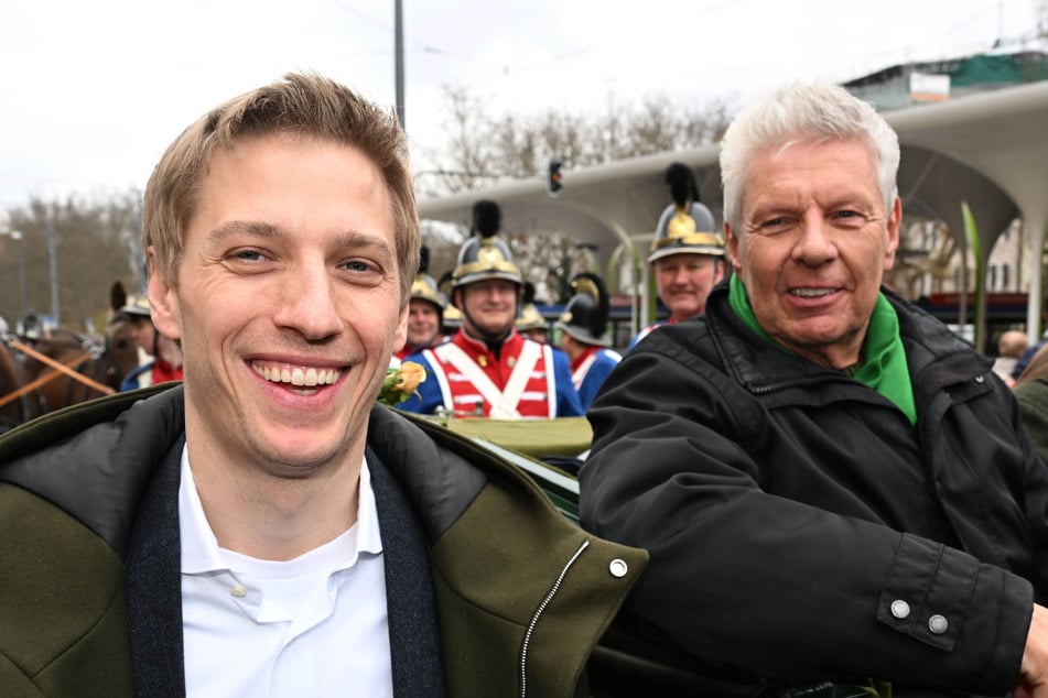 Kollegen und Kontrahenten: Münchens Oberbürgermeister Dieter Reiter (67, r.) sitzt in einer Kutsche bei der Parade zum St. Patrick's Day während der 2. Bürgermeister Dominik Krause (35, Grüne) danebensteht – wenige Tage vor ihrer Stichwahl.