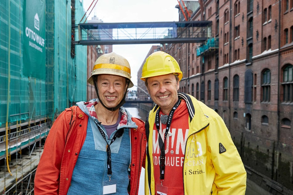Gerrit (53, l.) und Frederik Braun (53), Gründer der Eisenbahnanlage Miniatur Wunderland, stehen auf einer Brücke über dem Kehrwiederfleet.