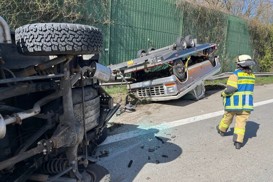 Der Anhänger überschlug sich und krachte auf das Dach des Oldtimers.