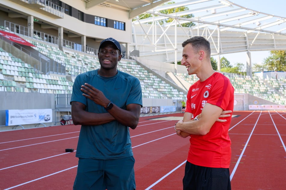 Olympiasieger Jerome Blake (29, l.) und der EM-Dritte Karl Bebendorf (28) plaudern im neuen Heinz-Steyer-Stadion.