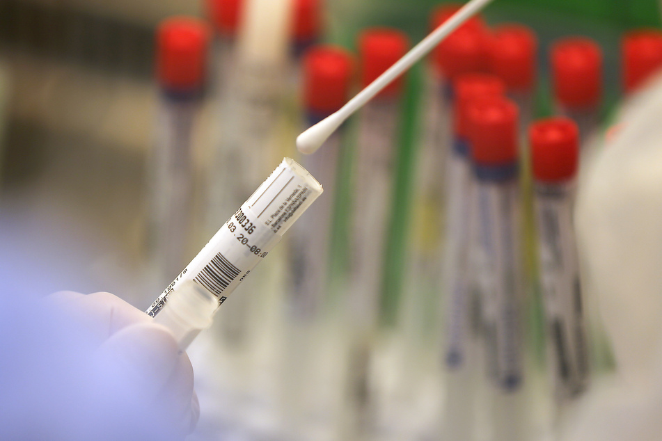 Im Labor werden zum Nachweis einer Infektion Abstriche aus dem Nasen-Rachen-Raum auf das Sars-CoV-2-Virus getestet.