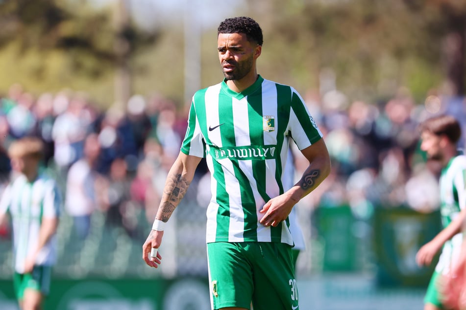 Stanley Ratifo (31) soll auch in der kommenden Spielzeit für die BSG Chemie Leipzig auf Torejagd gehen. Der Verein möchte ihn unbedingt halten.