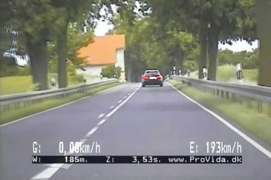 Der Raser ist zwischenzeitlich mit einer Geschwindigkeit von mindestens 193 km/h gemessen worden.