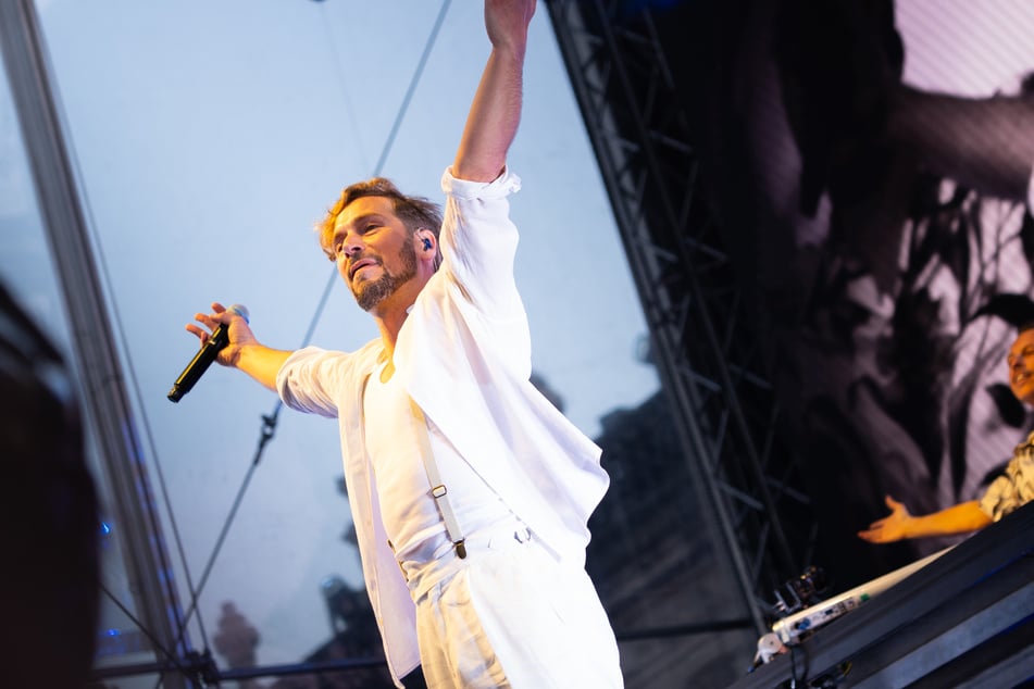 Der Dresdner Sänger Felix Räuber (41) sprach von einer "Weltpremiere", als beide den "Polarkreis 18"-Hit "Allein allein" auflegten.