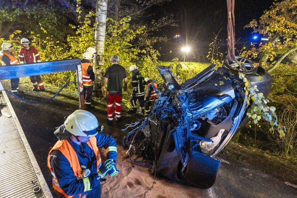 Der Wagen des 19-jährigen Fahrers prallte gegen einen Baum und blieb an einem Abhang schwer beschädigt liegen.