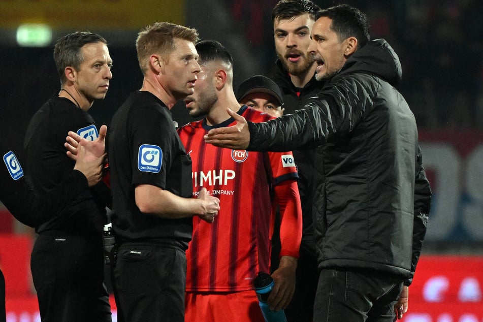 Eintracht Frankfurts Trainer Dino Toppmöller (44, r.) war mit der Entscheidung von Schiedsrichter Christian Dingert (45. M.) nicht einverstanden.