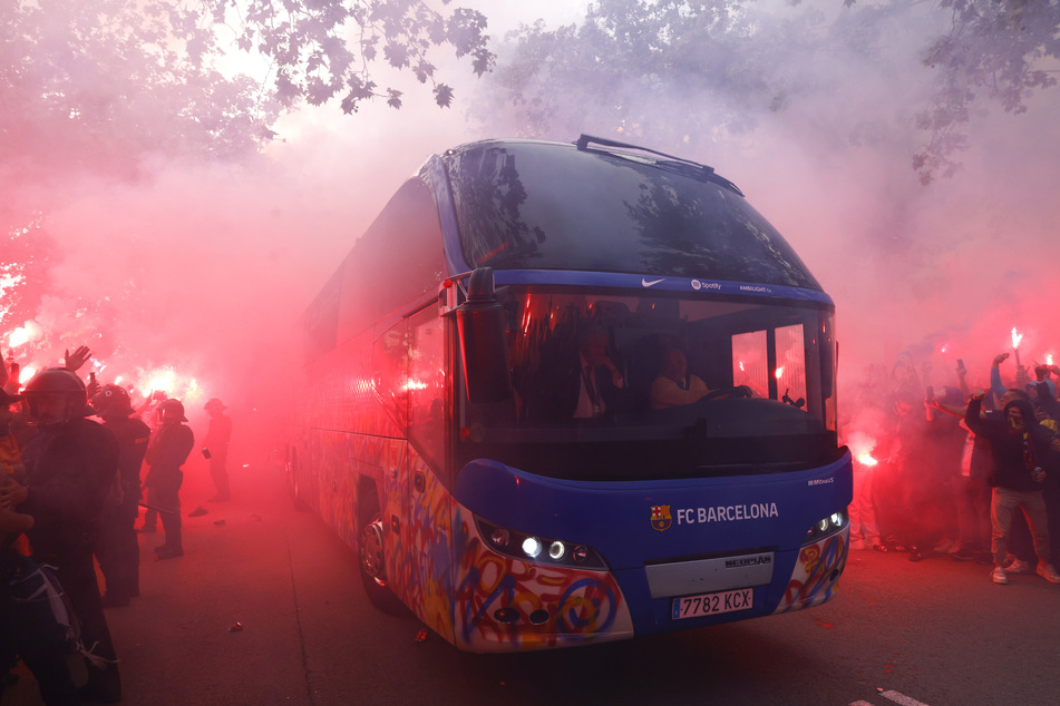 Zahlreiche Fans des FC Barcelona zündeten Pyrotechnik rund um den Mannschaftsbus ihres eigenen Teams.