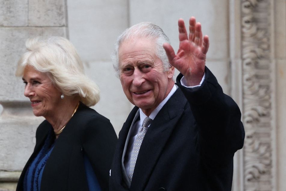 Britain's King Charles III (r.) waves as he and Queen Camilla (l.) leave the London Clinic on Monday.