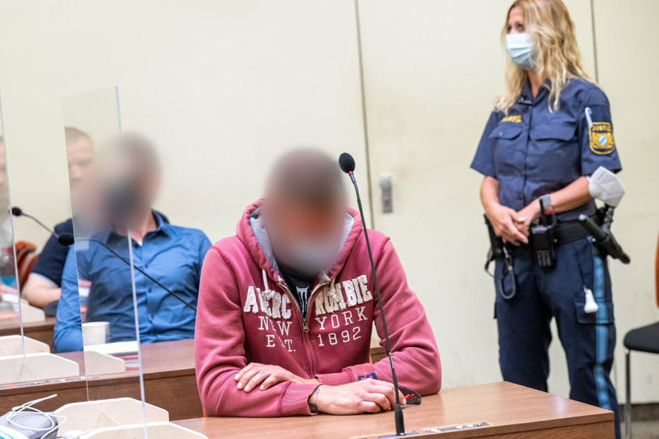 In München müssen sich insgesamt zehn Angeklagte wegen des Verdachts der Volksverhetzung verantworten.