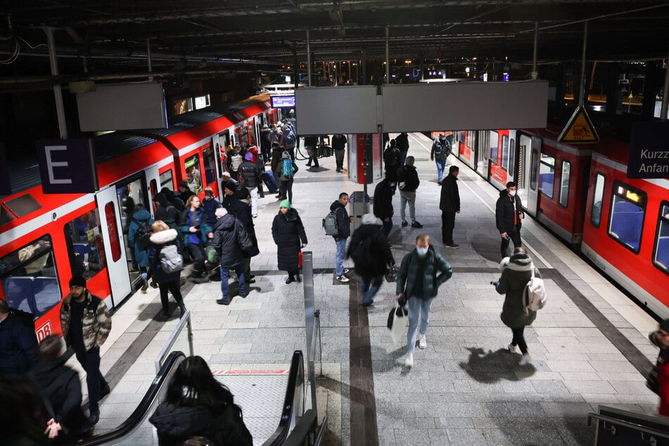 Die Bahnen fahren zum Jahreswechsel die ganze Nacht durch. (Archivbild)