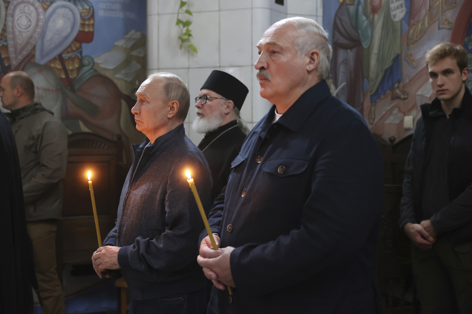 Alexander Lukaschenko (68, r.), Präsidenten von Belarus, drohen neue Sanktionen, aufgrund der Unterstützung Russlands.