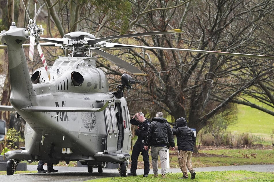 Die Polizei besteigt in der Feathertop Winery in Porepunkah im australischen Bundesstaat Victoria einen Hubschrauber in einem Kommandobereich. (Archivbild)