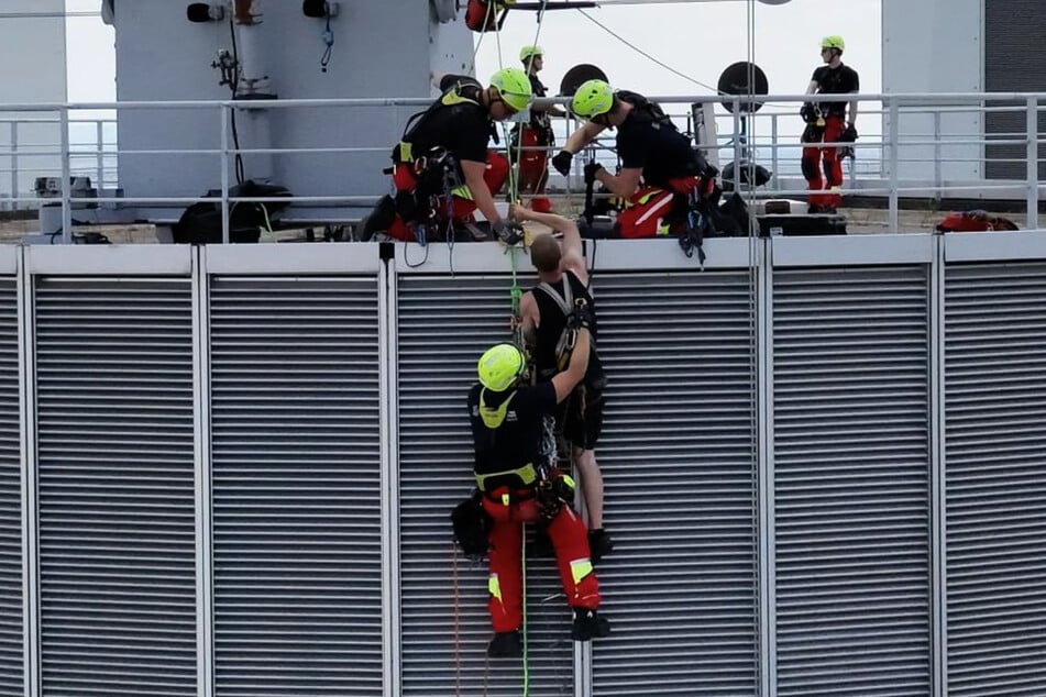 Vom Dach des 259 Meter hohen Commerzbank Towers zogen die Einsatzkräfte der Frankfurter Feuerwehr die beiden Arbeiter in Sicherheit.