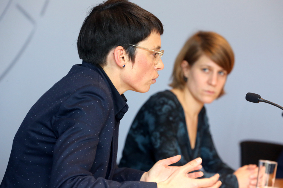 Josefine Paul (l) und Verena Schäffer, die neuen Vorsitzenden der Fraktion von Bündnis 90/Die Grünen im NRW-Landtag, bei einer Pressekonferenz.