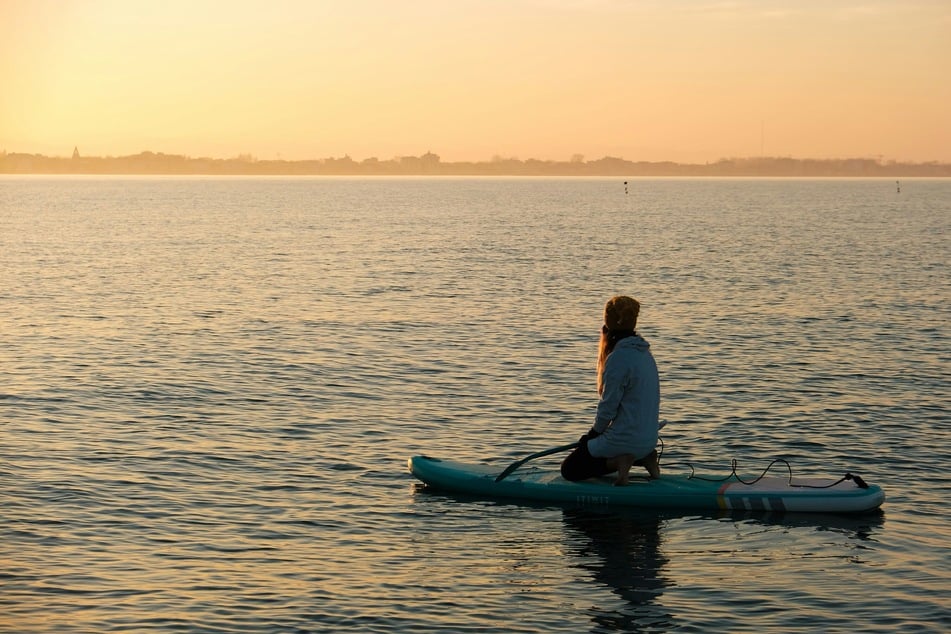 Stand-up-Paddle, Windsurfen und weitere Wassersportarten sind auf dem Berzdorfer See erlaubt. (Symbolbild)