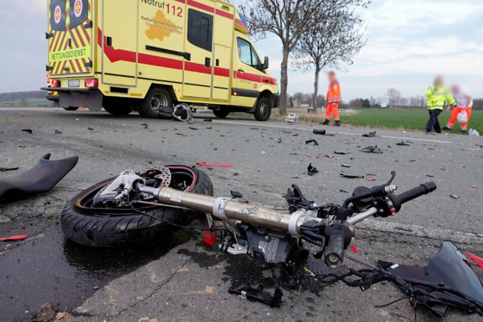 Chemnitz: Tödlicher Unfall bei Chemnitz: Biker kracht in BMW
