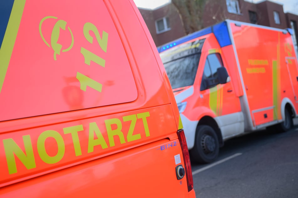 Rettungskräfte mussten die Frau (79) mit schweren Verletzungen in ein Krankenhaus bringen. (Symbolbild)
