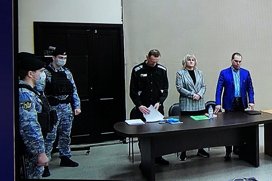 Der russische Oppositionsführer Alexej Nawalny (45, 3.v.l.) steht während der Gerichtssitzung in Pokrow neben seinen Anwälten.
