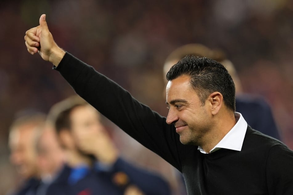 Daumen nach oben: Xavi (44) bleibt Barça-Coach auch in der kommenden Saison.