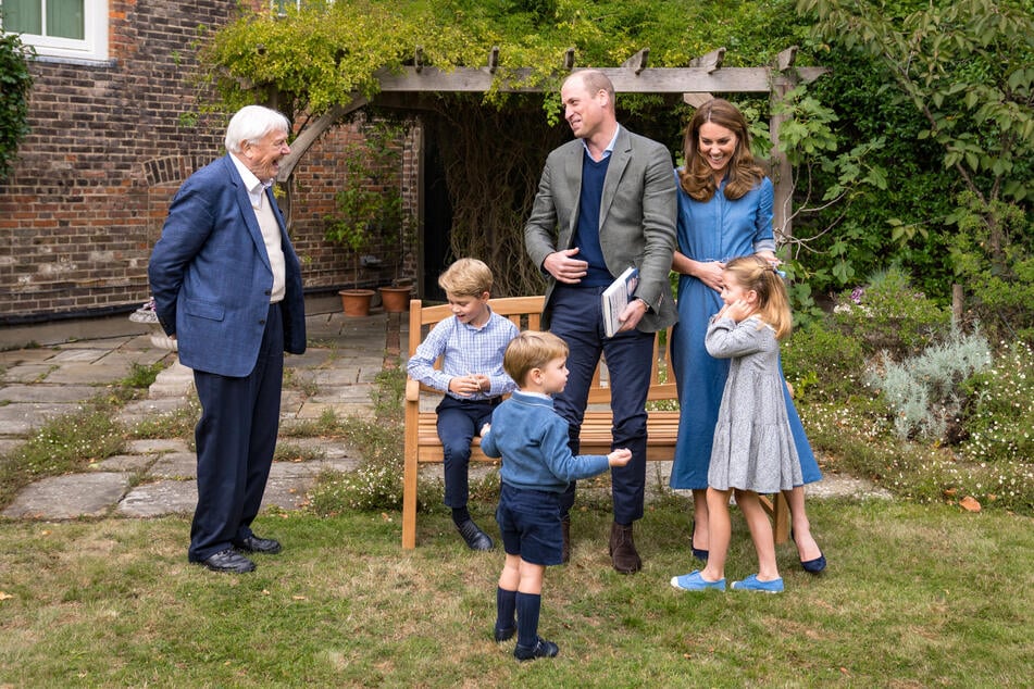 Im Garten traf die royale Familie Sir David Attenborough (l.).