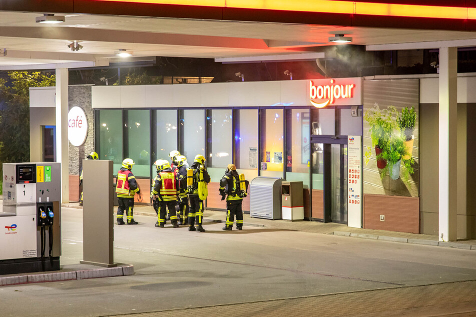 Der Shop war völlig vernebelt: In Zwönitz (Erzgebirge) musste die Feuerwehr zur "TotalEnergies"-Tankstelle in der Hartensteiner Straße ausrücken.