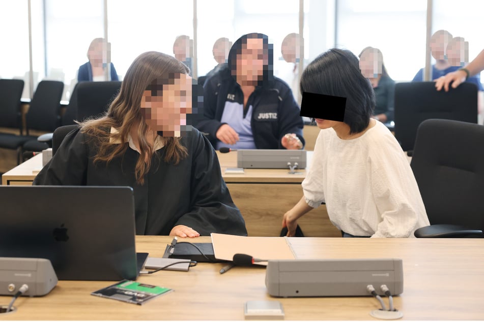 Jians mutmaßliche Komplizin Jaqi X. (39) und ihre Anwältin Ricarda Dornbach räumten die Tat teils ein.