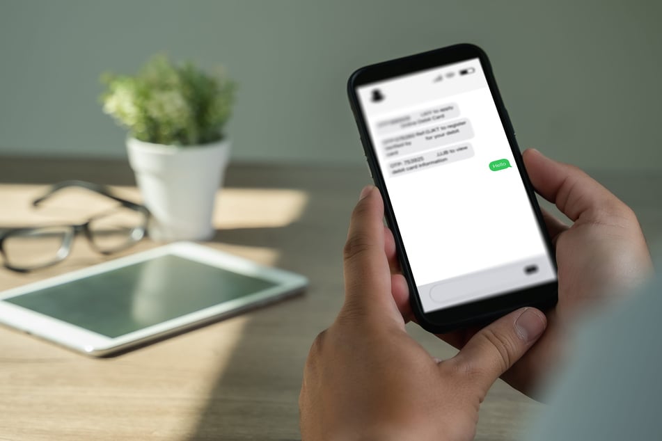Ein Mann aus Chemnitz hatte eine angebliche SMS von seiner Bank erhalten und dann eine angegebene Telefonnummer angerufen und ist so an Betrüger geraten. Einem Rochlitzer erging es ähnlich. (Symbolbild)