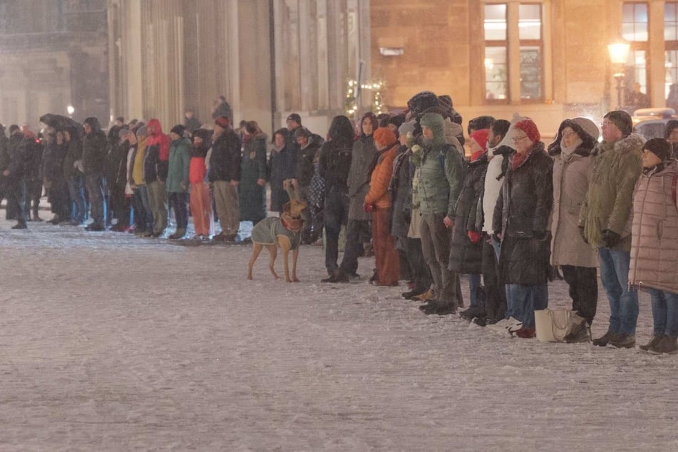 Zehntausend Leute haben sich in der Dresdner Innenstadt zu einer Menschenkette zusammengeschlossen.