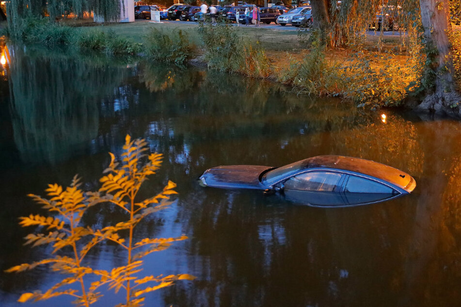 Dieses Auto im Schlossteich ist ebenfalls Teil der Kunstaktion.