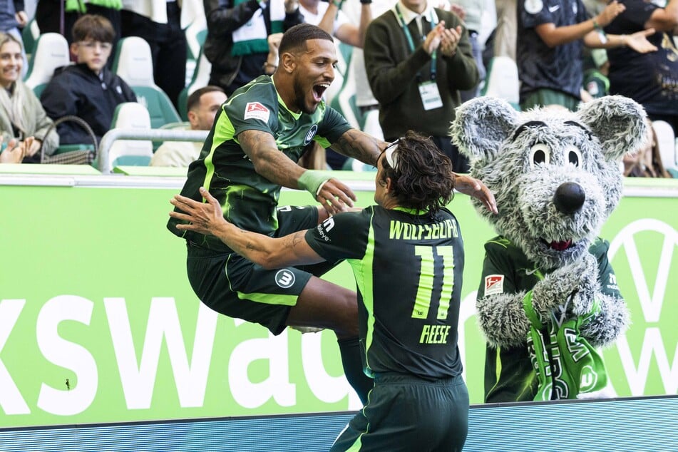 Torschütze De Souza Costa (l.) und Wegbereiter Fabian Reese jubeln.