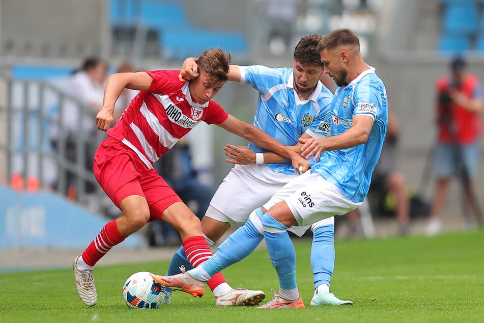 Drauf auf den Mann: Greifswalds Joe-Joe Richardson (23, l.) sah gegen Tom Baumgart (27) und Niclas Erlbeck (32, r.) kein Land. Der CFC trat äußerst gallig auf.