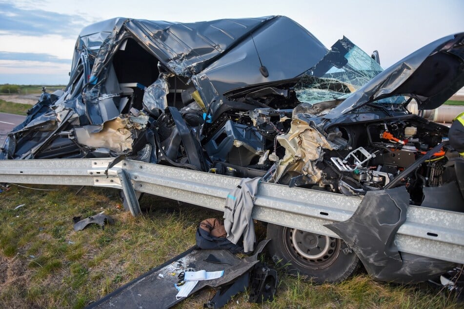 Die rechte Seite des Transporters wurde bei dem Crash völlig zerstört.