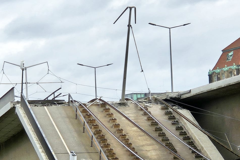 Ein Teil der Carolabrücke in Dresden ist eingestürzt.