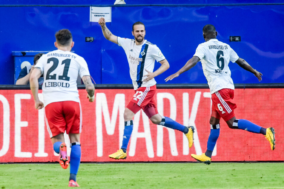 HSV-Angreifer Martin Harnik (M.) bejubelt seinen 1:0-Führungstreffer mit Vorbereiter David Kinsombi (r.). Später war den Hamburger Spielern nicht mehr zum Feiern zumute.
