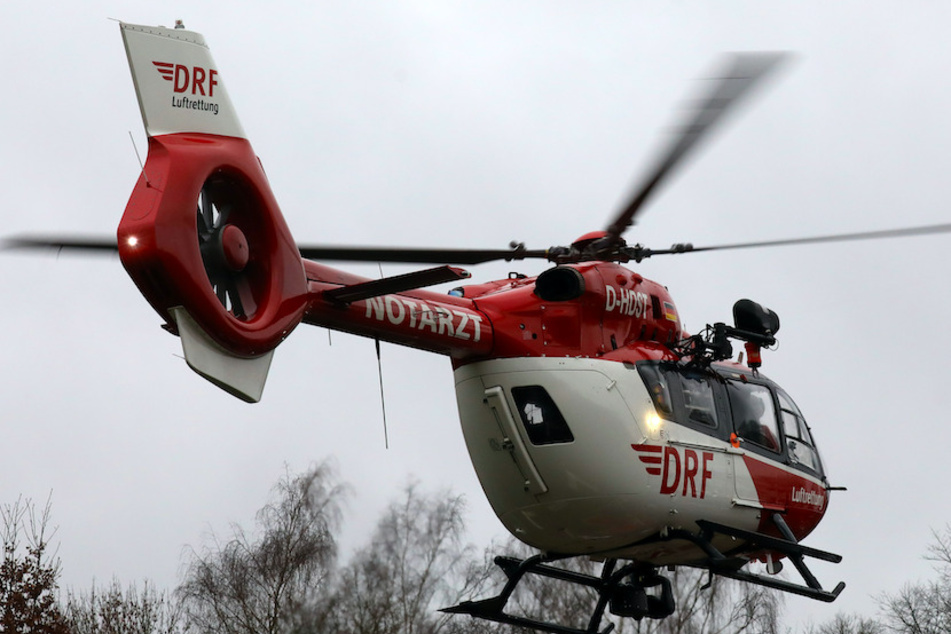 Ein Hubschrauber brachte die Schwerverletzte in ein Krankenhaus. (Symbolbild)