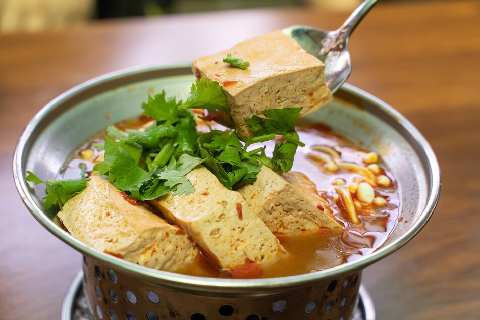 Ein Eintopf mit Tofu anstelle von Fleisch ist gesund und tut vor allem der Umwelt gut. (Symbolfoto)