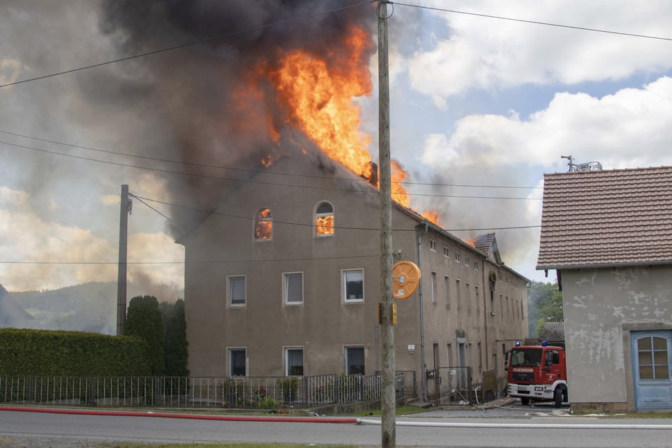 Das Feuer loderte so stark, dass es samt Rauchwolke aus großer Entfernung zu erkennen war.