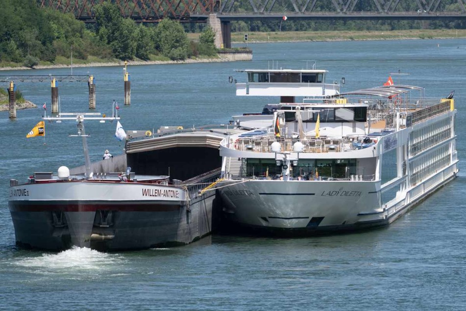 Kreuzfahrtschiff mit 166 Passagieren im Rhein aufgelaufen