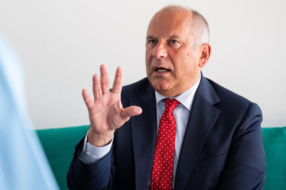Hessens Innenminister Roman Poseck (56, CDU) hat eine klare Vorstellung zum Thema Abschiebungen nach Syrien.