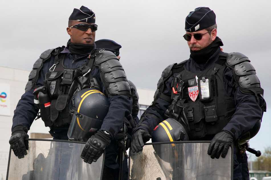 Polizisten der französischen Spezial-Einheit CRS gehen oft nicht zimperlich vor.