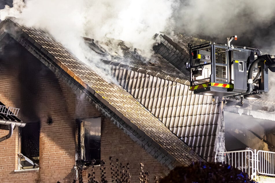 Die Feuerwehr hatte Probleme, alle Brandherde im Dachgeschoss des Hauses zu erreichen, eine Treppe im Gebäude war "weggebrannt".