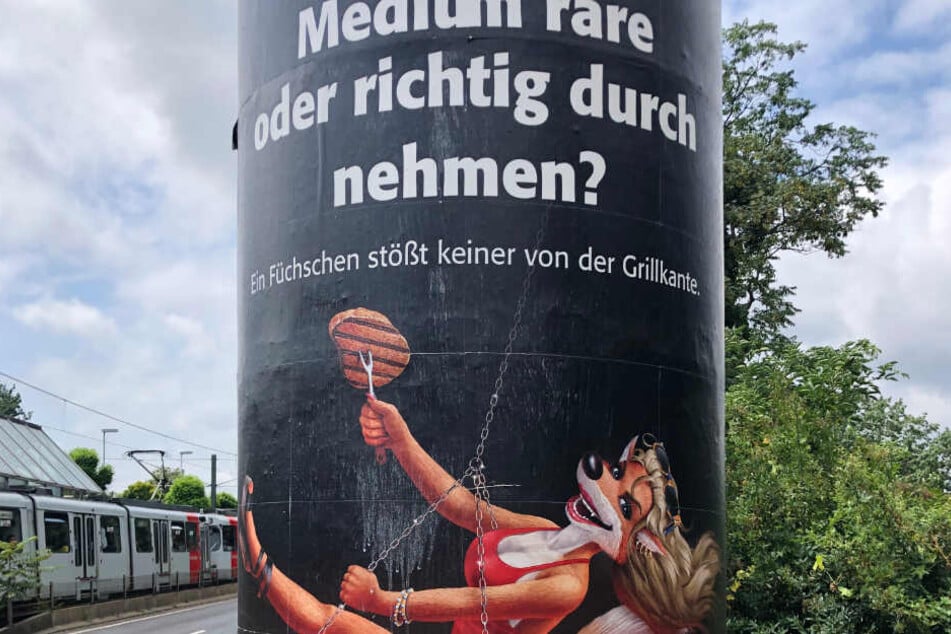 Mit ihrem aktuellen Werbeplakat hat sich eine Düsseldorfer Hausbrauerei Kritik auch aus der Politik eingehandelt.