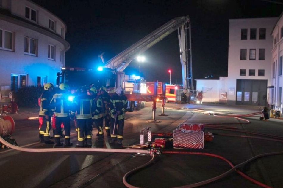 Die Feuerwehrleute hatten die Flammen schnell unter Kontrolle gebracht.