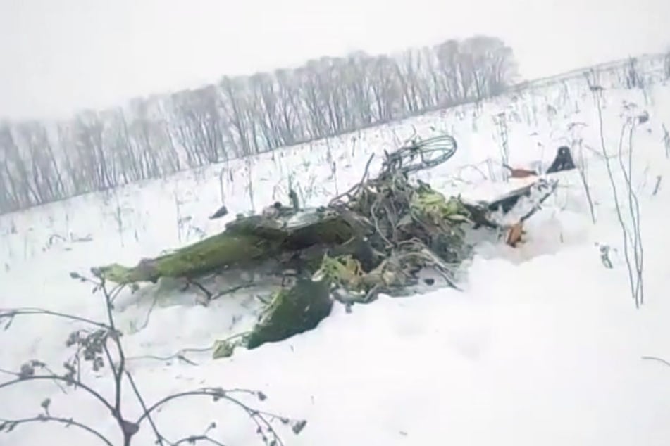 Mehrere Trümmerteile lagen weit verstreut auf einer schneebedeckten Wiese.