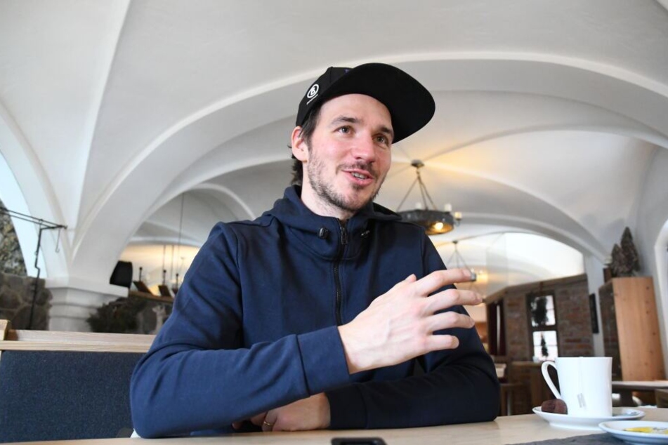 Ist die Karriere als Skirennfahrer bald zu Ende? Felix Neureuther sitzt bei einem Interview an einem Tisch in München.