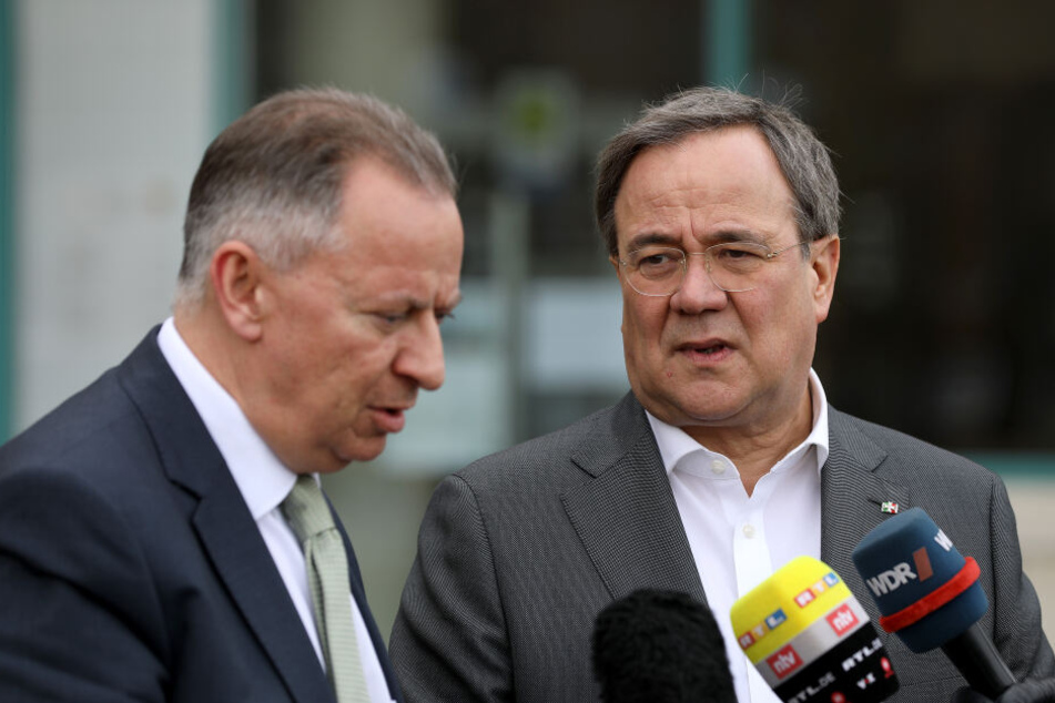 Armin Laschet (r, CDU), Ministerpräsident von Nordrhein-Westfalen, und Stephan Pusch, Landrat des Kreises Heinsberg, äußern sich nach einem Gespräch vor der Presse.