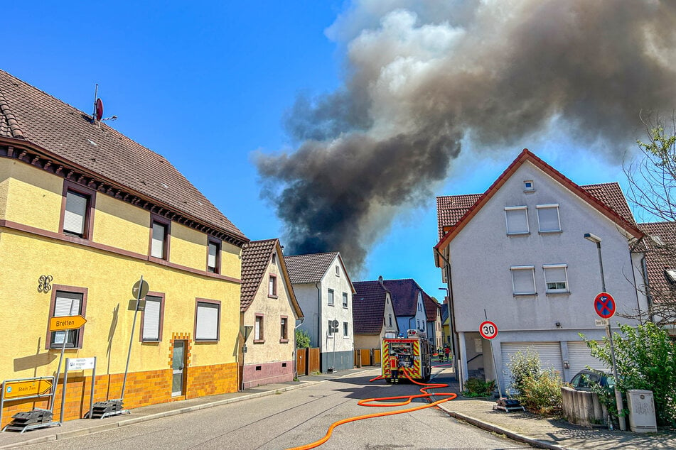 Eine dicke schwarze Rauchwolke zog am Sonntagnachmittag über den Himmel in der kleinen nordbadischen Gemeinde Walzbachtal-Wössingen.